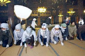 Higashi-Honganji Temple cleaned for new year
